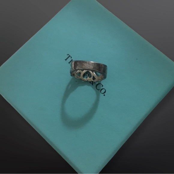 TIFFANY & CO.
Loving Heart Band